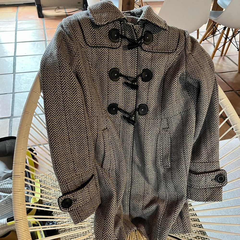 Vintage houndstooth pea coat! Fully lined, elastic button closures